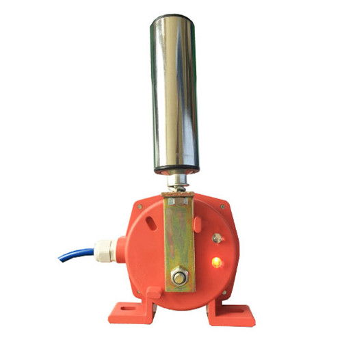 HFKPT1-20-35輸送機工業(yè)開關(guān)，輸送機在運行中，當(dāng)皮帶跑偏且與開關(guān)立輥接觸時，立輥自轉(zhuǎn)，若跑偏量繼續(xù)加大，則擠壓立輥發(fā)生偏移。一級開關(guān)信號用于報警，如果將此信號與跑調(diào)整裝置相接，即可實現(xiàn)不停機狀態(tài)下的跑偏自動調(diào)整。二級兩級跑偏開關(guān)信號用于停機，將此信號接至控制線路中，即可實現(xiàn)重度跑偏狀態(tài)下的自動停機。當(dāng)故障排除后，膠帶離開立輥正常運轉(zhuǎn)時，立輥可自動復(fù)位。，
兩級跑偏開關(guān)安裝和調(diào)整
1.跑偏開關(guān)設(shè)在輸送帶兩側(cè)，立輥應(yīng)與輸送帶邊平面垂直，并使輸送帶兩邊位于立輥高度1/3處。
2.跑偏開關(guān)立輥與輸送帶正常位置的間距宜為50～100mm。
3.跑偏開關(guān)數(shù)量應(yīng)根據(jù)輸送機長度、類型及布置情況進行確定。兩級跑偏開關(guān)一般應(yīng)在輸送機頭部、尾部、凸弧段、凹弧段和在輸送機中間位置進行設(shè)置。（注：當(dāng)輸送機較長時，在輸送機中間位置可每隔30～35米設(shè)1對）
4.跑偏開關(guān)應(yīng)通過安裝支架與輸送機中間架連接，開關(guān)支架應(yīng)在輸送機安裝完成后與輸送機機架焊接，跑偏開關(guān)與跑偏開關(guān)支架用螺栓固定。，跑偏控制器